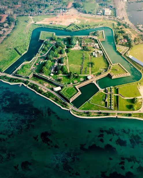 Jaffna · Discover the northern peninsula through historic streets, coastal views and distinctive local culture.